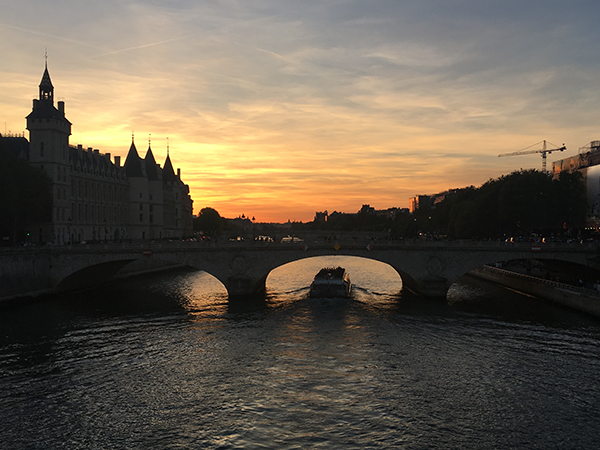 Kurztrip Paris - Seine Ufer bei Sonnenuntergang - Brücke Pont des Arts