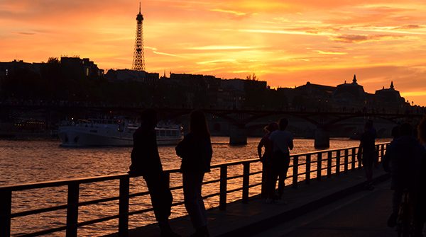 Kurztrip Paris - Seine Ufer bei Sonnenuntergang - Eiffelturm im Hintergrund