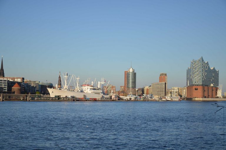 Blick-auf-Hamburg-Elbphilharmonie