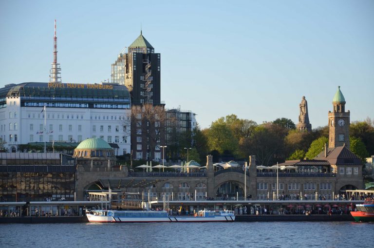 Blick-auf-Hamburg-Landungsbrücken