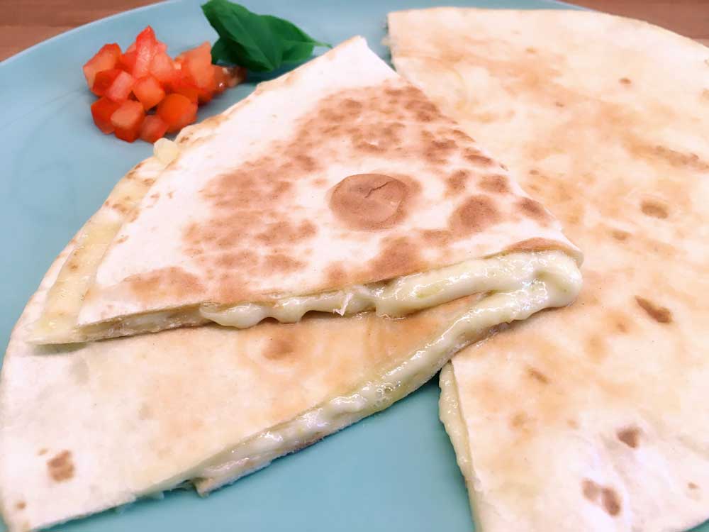 Quesadillas auf dem Teller mit Käse