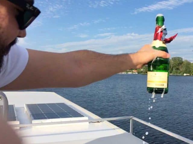 Sekt-auf-dem-Hausboot